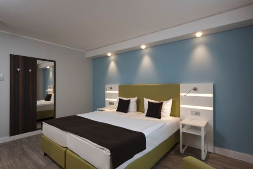 Hotel Motive, Zimmer, Einzelzimmer, Einzel- bzw Doppelzimmer / Queensizebett und Garderobe
