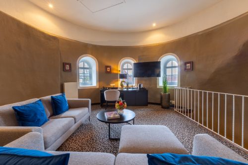 Hotel Motive, Zimmer, Wohnzimmer Turmsuite